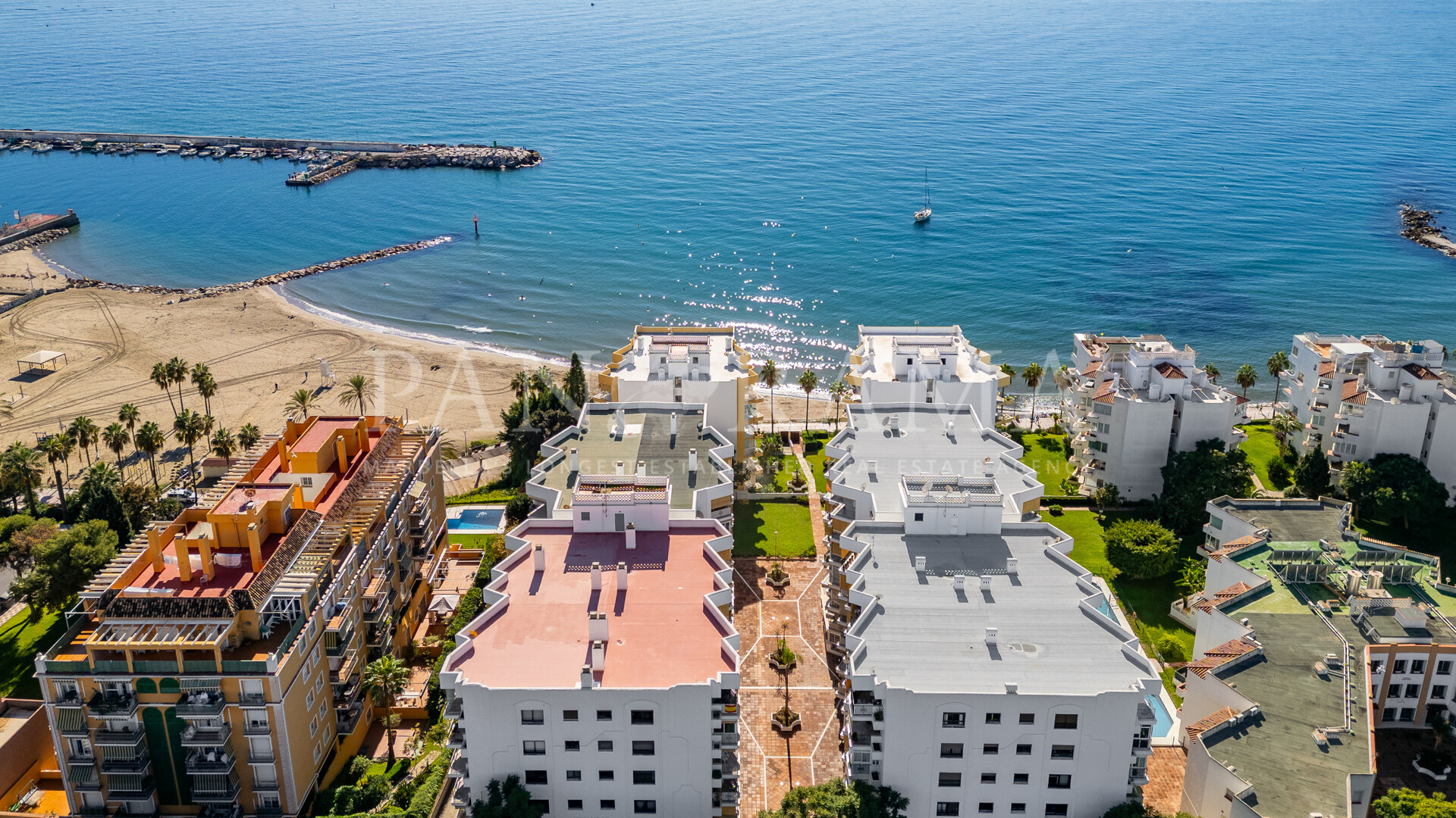 Luminoso apartamento en primera linea de playa en el centro Marbella