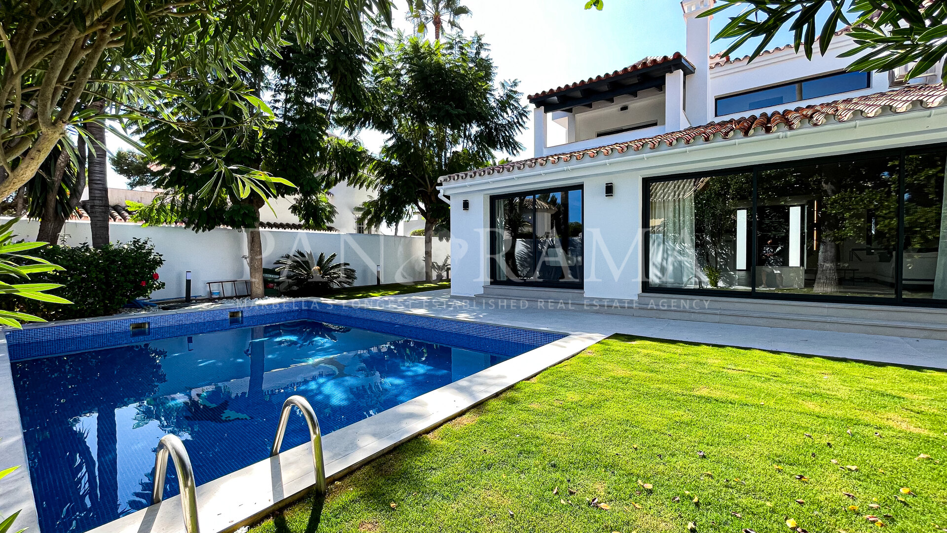 Villa moderne avec un excellent potentiel locatif près de Puerto Banús, des commodités et de la plage