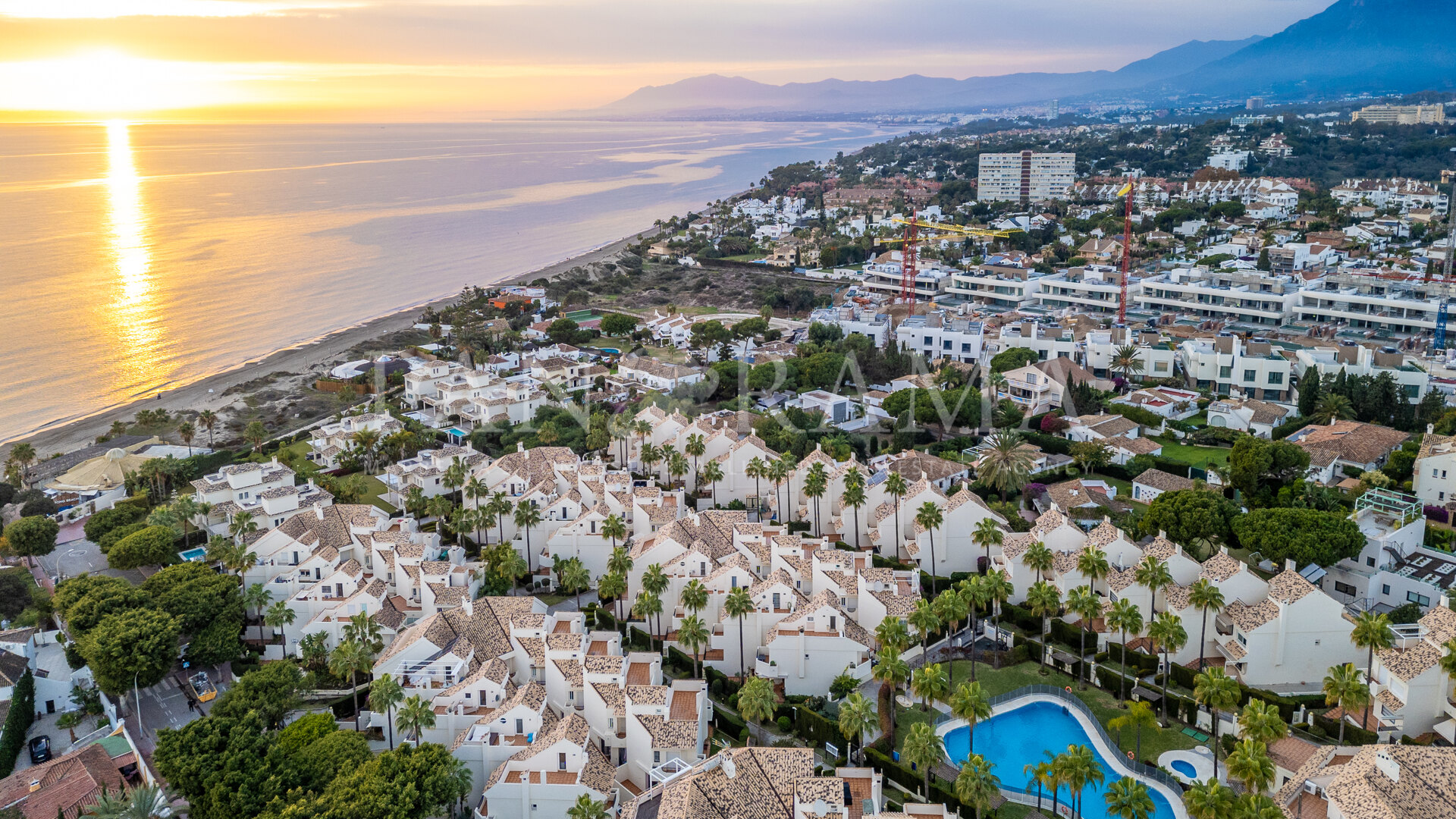 Preciosa casa adosada en segunda línea de Playa en Costabella, Marbella Este