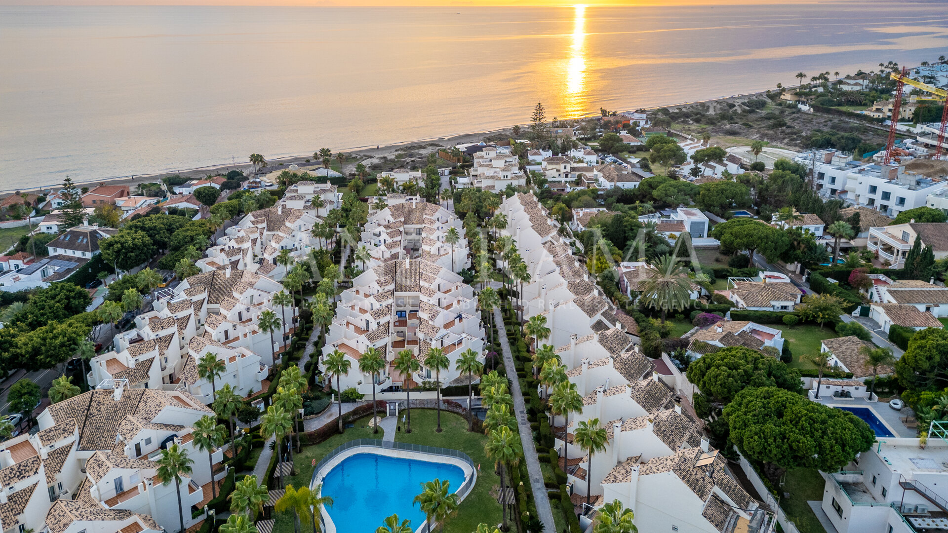 Preciosa casa adosada en segunda línea de Playa en Costabella, Marbella Este
