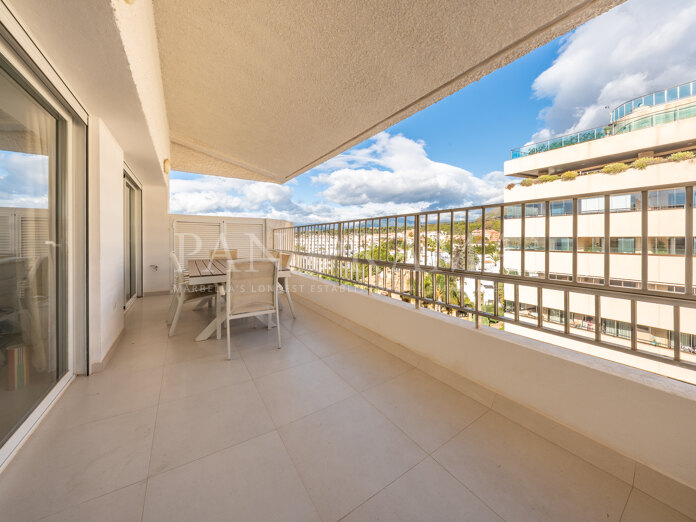 Oportunidad excepcional: ático junto a la playa entre la Milla de Oro y el centro de Marbella