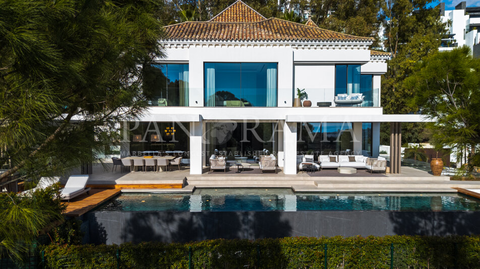 Stunning frontline-golf villa in the exclusive La Quinta area