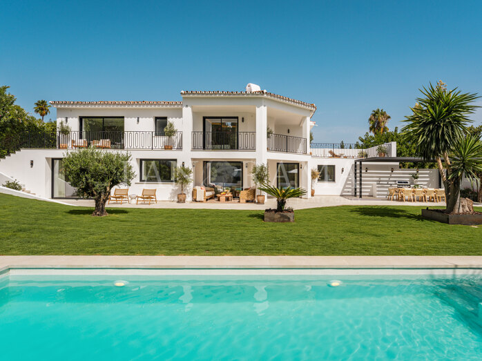 Zeitgenössische Villa mit Panoramameerblick in Rocío de Nagüeles