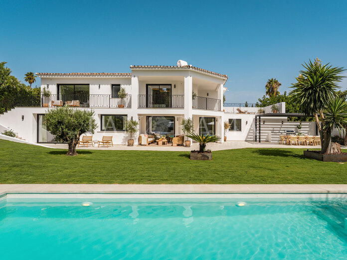 Zeitgenössische Villa mit Panoramameerblick in Rocío de Nagüeles