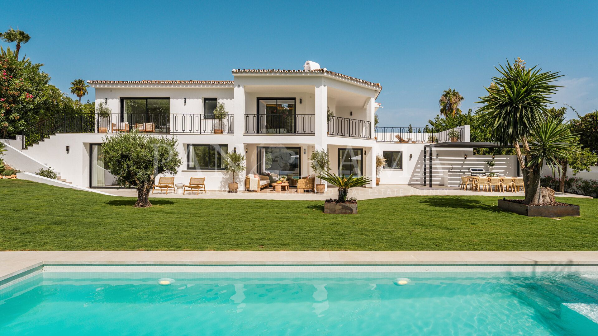 Zeitgenössische Villa mit Panoramameerblick in Rocío de Nagüeles