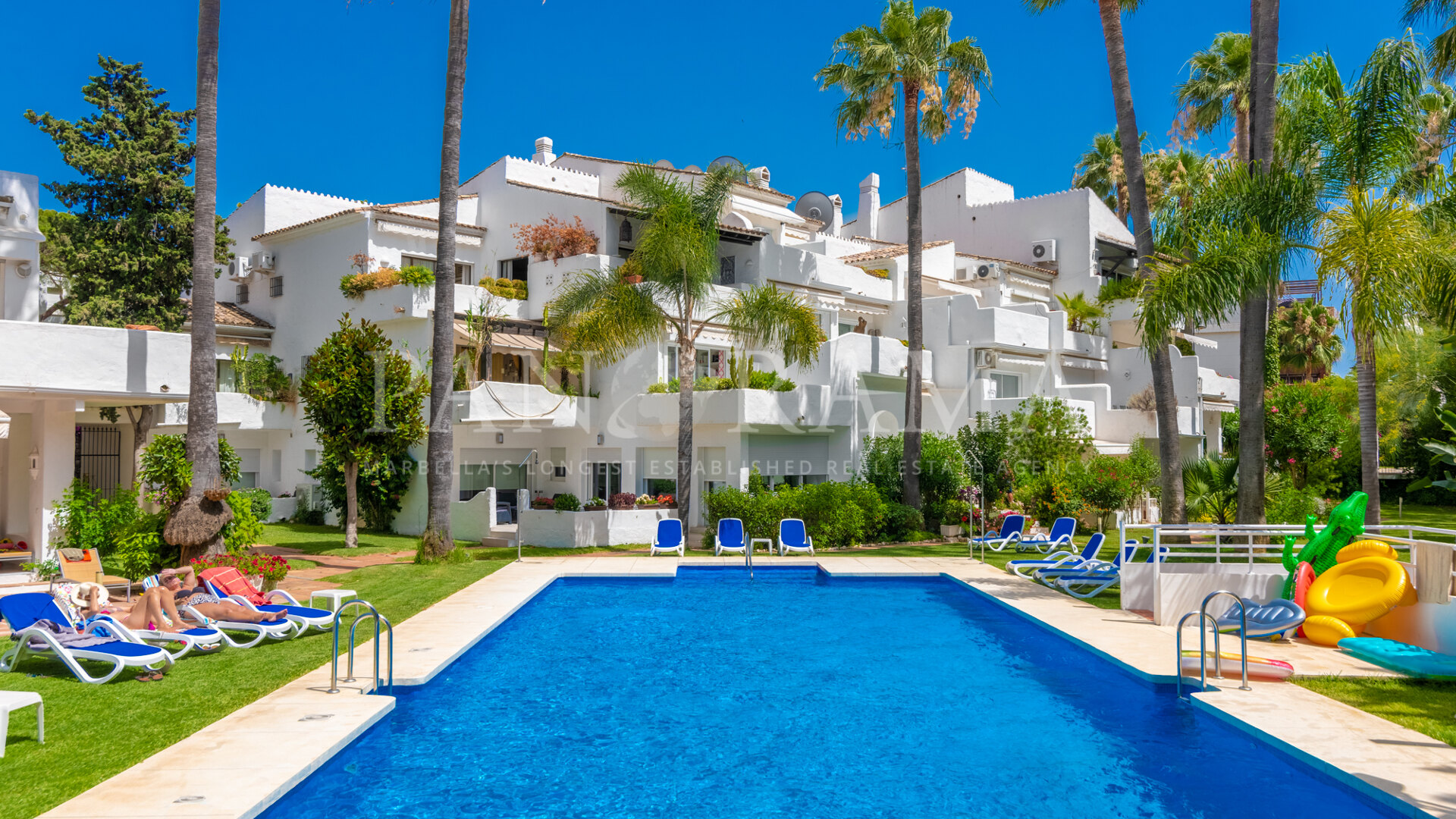 Elegante apartamento con jardín junto a Puerto Banús, en Jardines de la Fuente