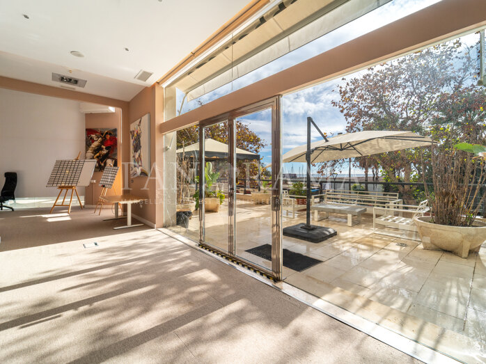 Local comercial de primera categoría en el paseo marítimo, ideal para oficinas o consultas médicas, ya que se encuentra junto al Hospital Quirónsalud.