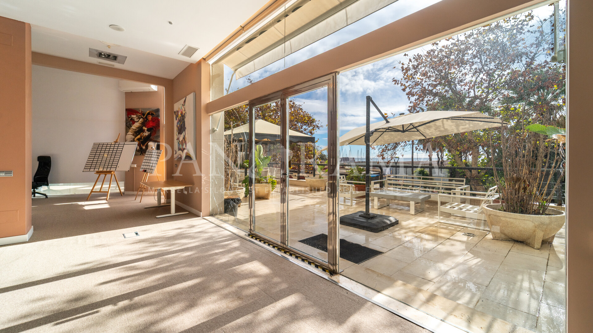 Local comercial de primera categoría en el paseo marítimo, ideal para oficinas o consultas médicas, ya que se encuentra junto al Hospital Quirónsalud.