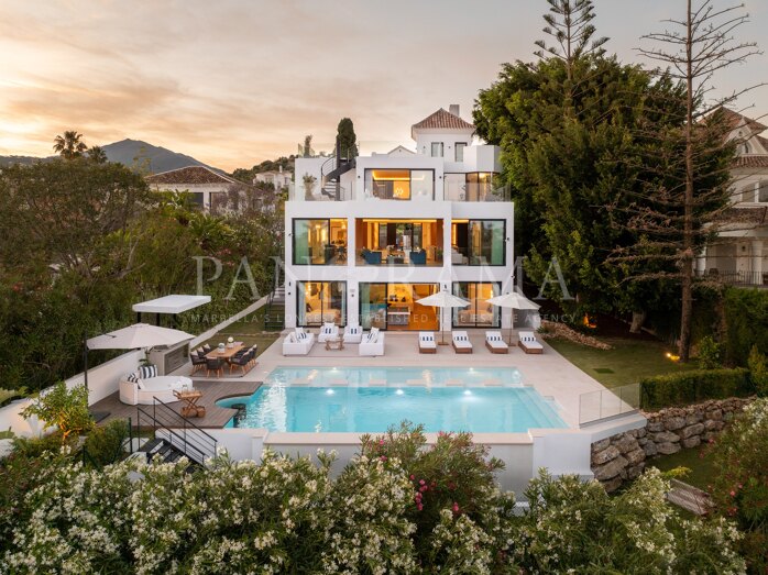 Villa te koop in Los Naranjos, Nueva Andalucia