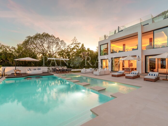 Villa de luxe dans la première ligne de golf à Los Naranjos, Nova Andaluzia