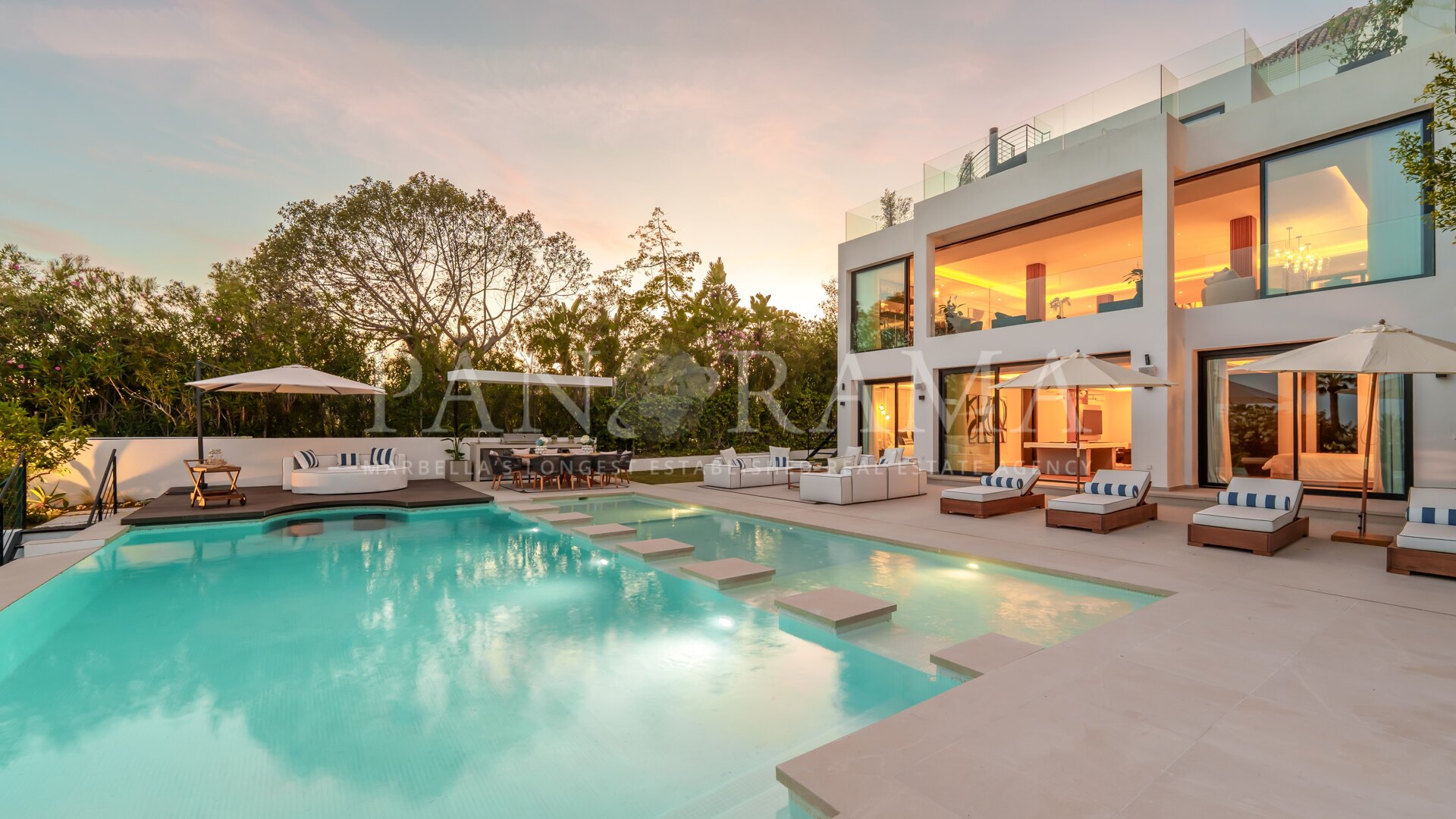 Exclusiva villa de lujo en primera línea de golf en Los Naranjos, Nueva Andalucía