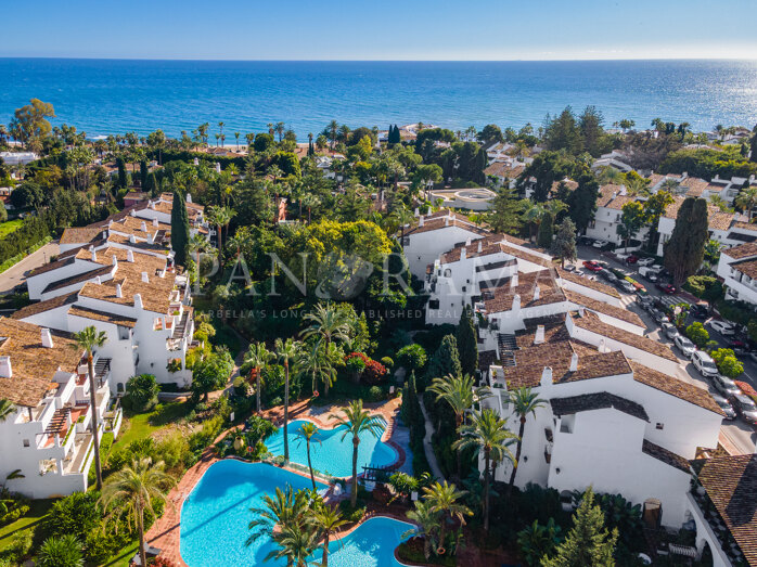 Beautiful penthouse with a spacious terrace in Puente Romano II, in the heart of Marbella’s Golden Mile