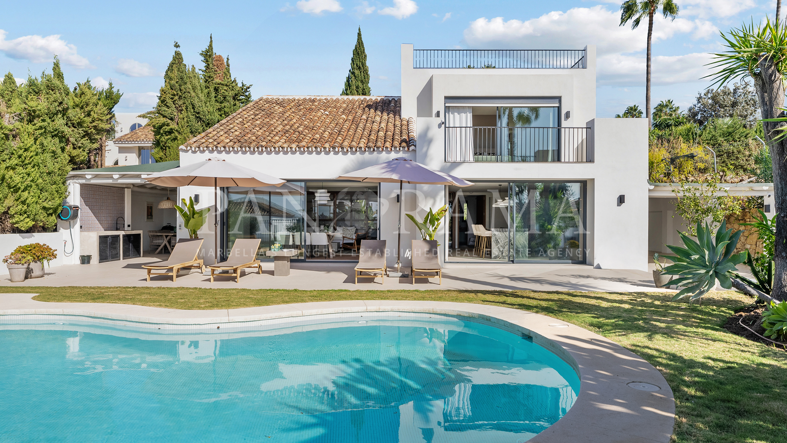 Una elegante villa de diseño nórdico a 300 metros del Club de Golf Los Naranjos