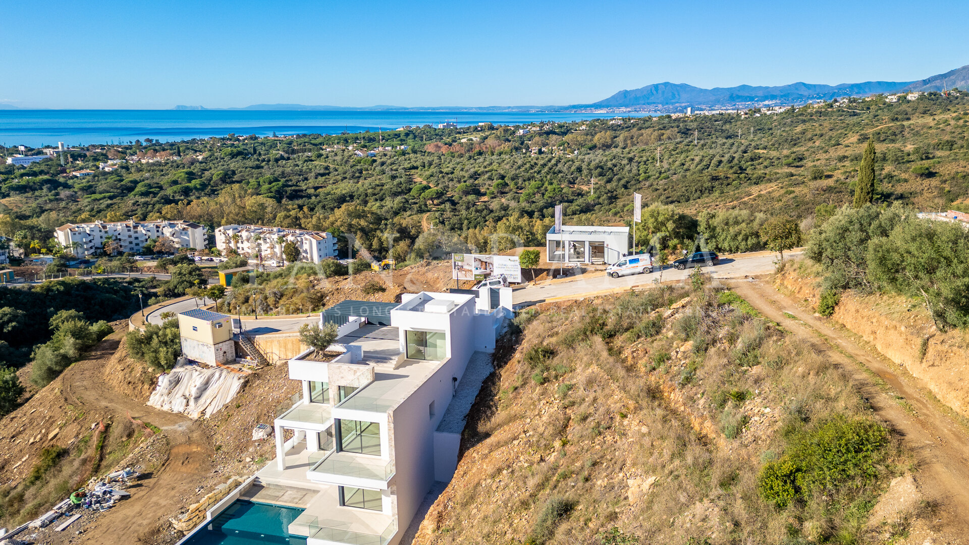 Plot with license for a modern villa in Elviria Hills