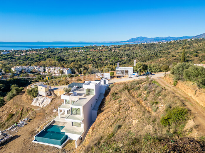 Plot with license for a modern villa in Elviria Hills