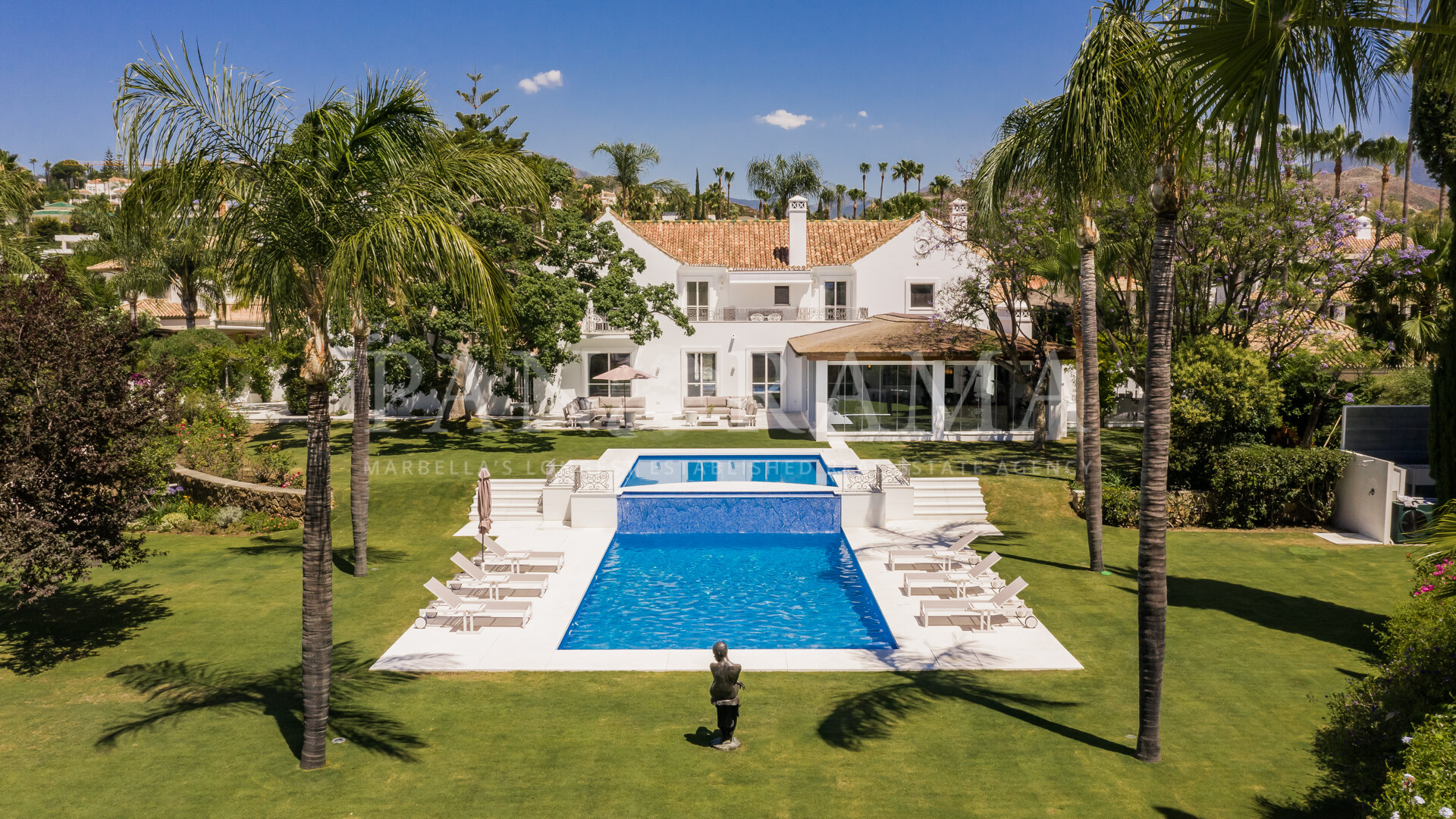 Villa de lujo en La Cerquilla con piscina, privacidad y acceso directo al golf