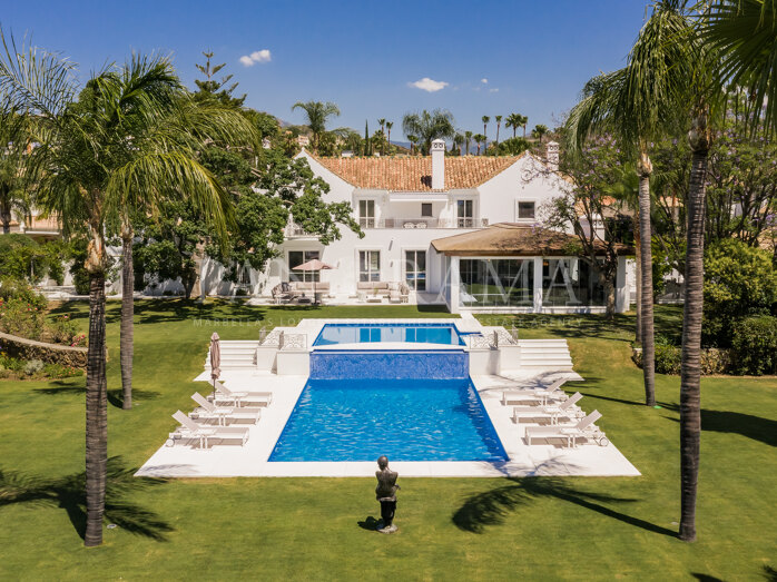 Villa de lujo en La Cerquilla con piscina, privacidad y acceso directo al golf