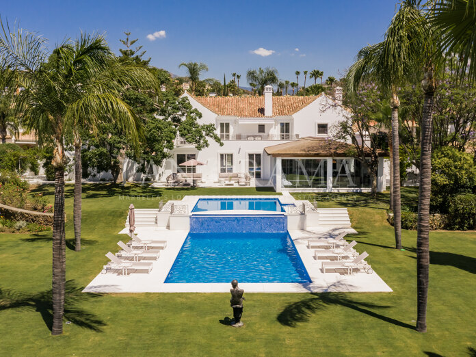 Villa de lujo en La Cerquilla con piscina, privacidad y acceso directo al golf