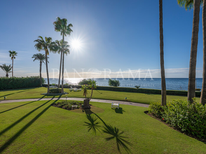 Turnkey apartment with sea views in prestigious Alcazaba Beach