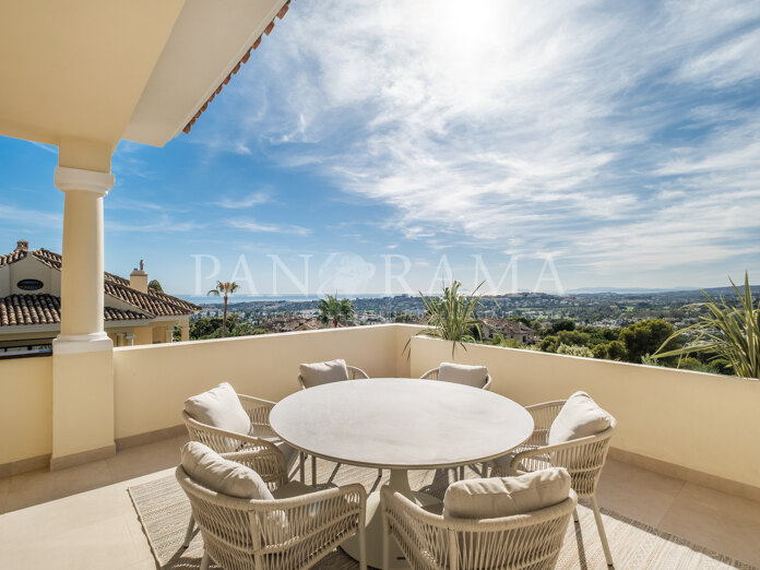 Elegante ático en Aloha Park con espectaculares vistas al mar y la montaña