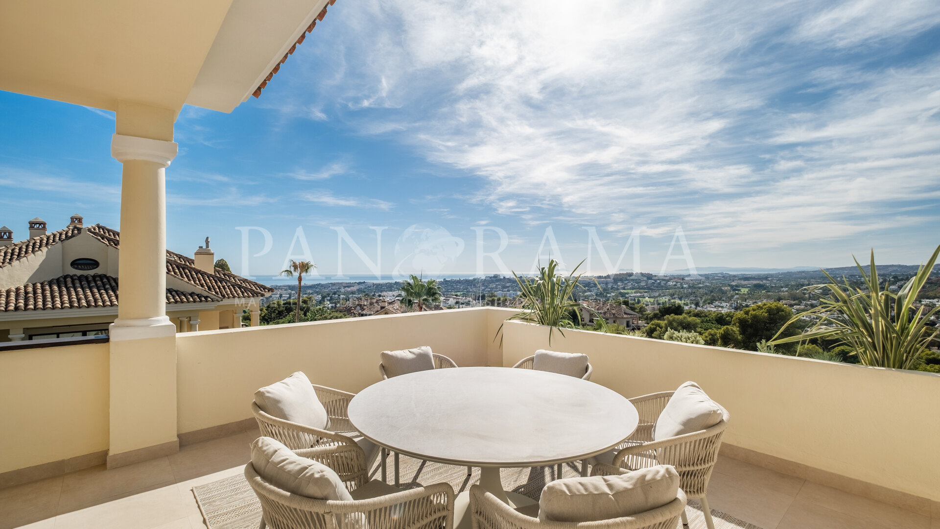 Elegante ático en Aloha Park con espectaculares vistas al mar y la montaña