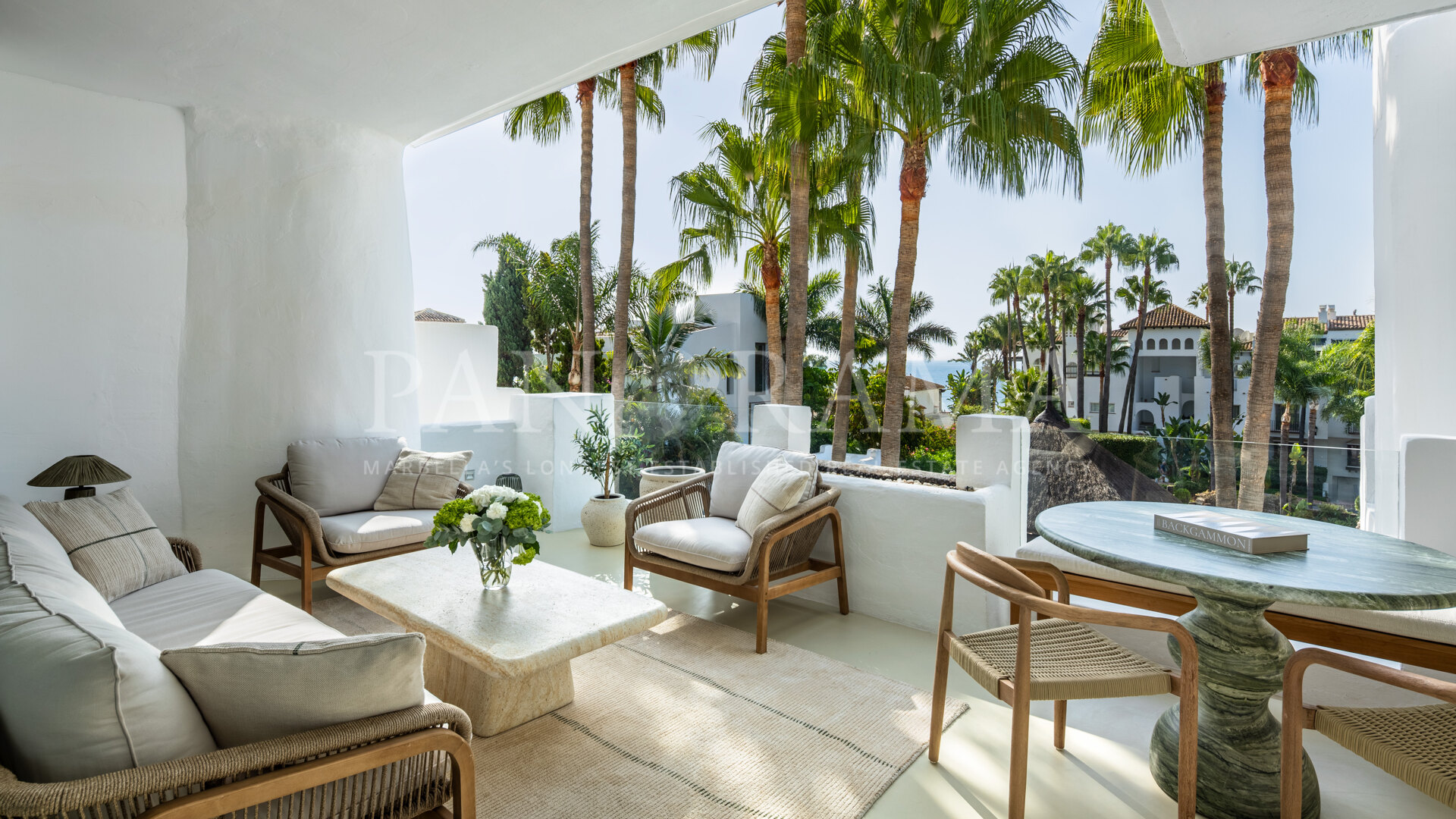 Prachtig duplex penthouse aan het strand in de prestigieuze Persian Gardens van Marina Puente Romano