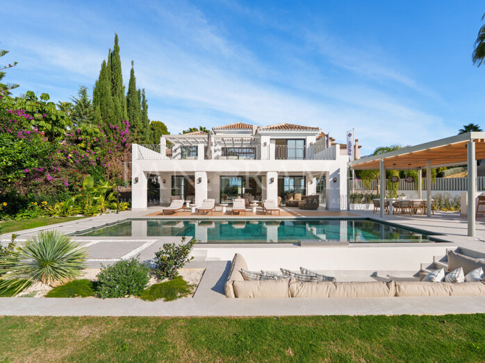 Contemporary 5-bedroom villa with sea views, spa level and private pool in La Quinta