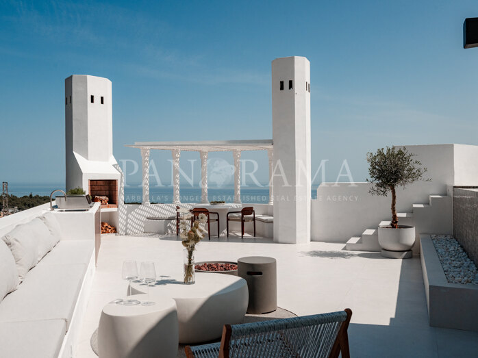 Exquisite duplex penthouse with private infinity pool and breathtaking sea views in Jardines Colgantes