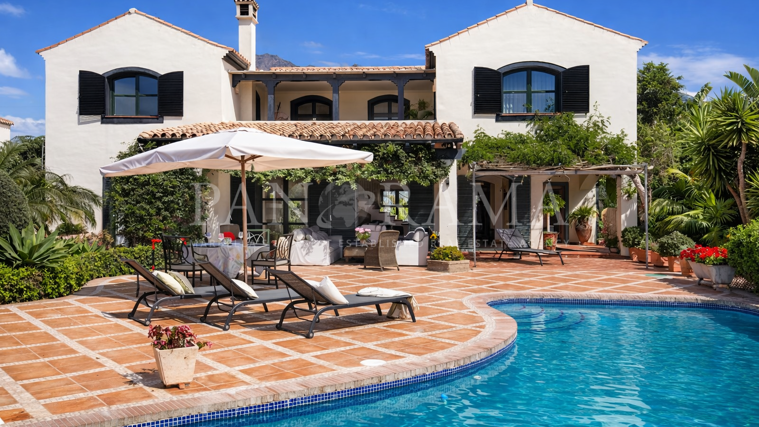 Beautiful classic-style villa with sea views in Valdeolletas