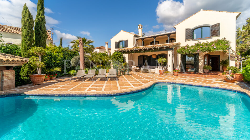 Preciosa villa de estilo mediterráneo con vistas al mar en Valdeolletas