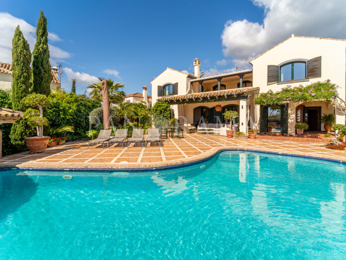 Beautiful Mediterranean-style villa with sea views in Valdeolletas