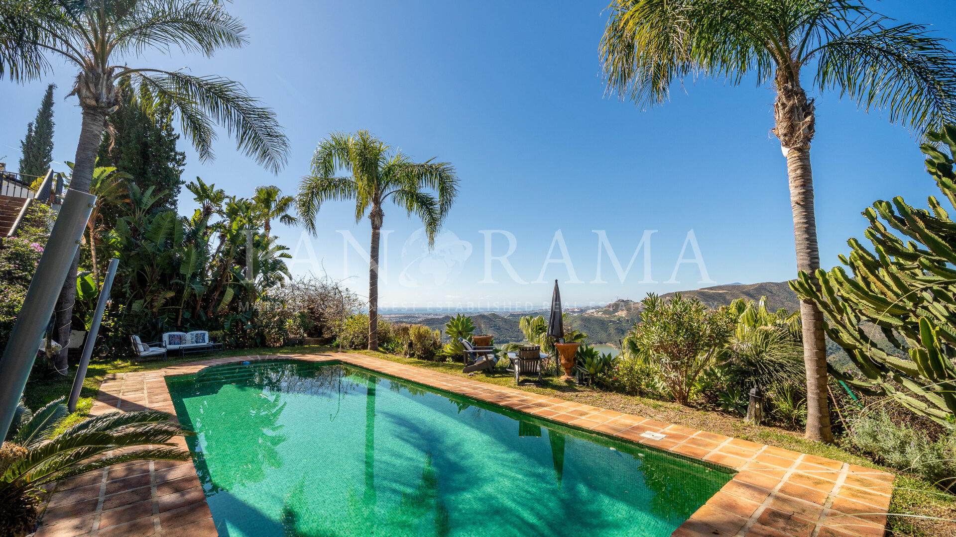 Beautiful villa with stunning and panoramic views in Istán