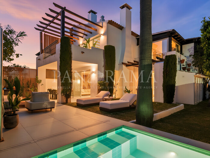 Sophisticated corner semi-detacthched villa in Altos de Puente Romano