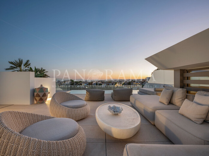 Elegantes, zeitgenössisches Zuhause mit Rooftop-Tauchbecken und malerischen Ausblicken in Nueva Andalucía