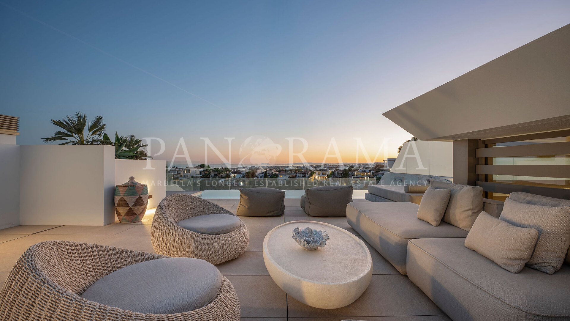 Elegante vivienda contemporánea con piscina en la azotea y vistas panorámicas en Nueva Andalucía