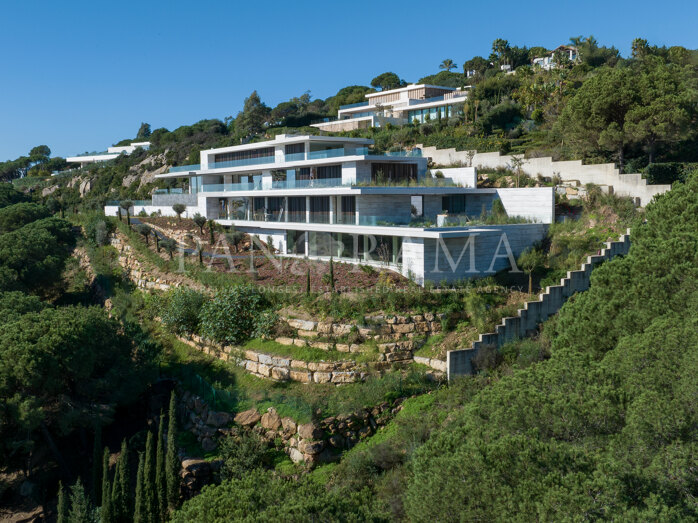 Adembenemend hedendaags meesterwerk in La Reserva de Sotogrande met verbluffend 180° panoramisch zeezicht