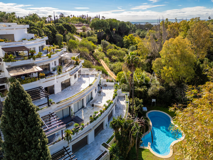 Ruim hoekappartement in King's Hills, met uitzicht op zee en tuin