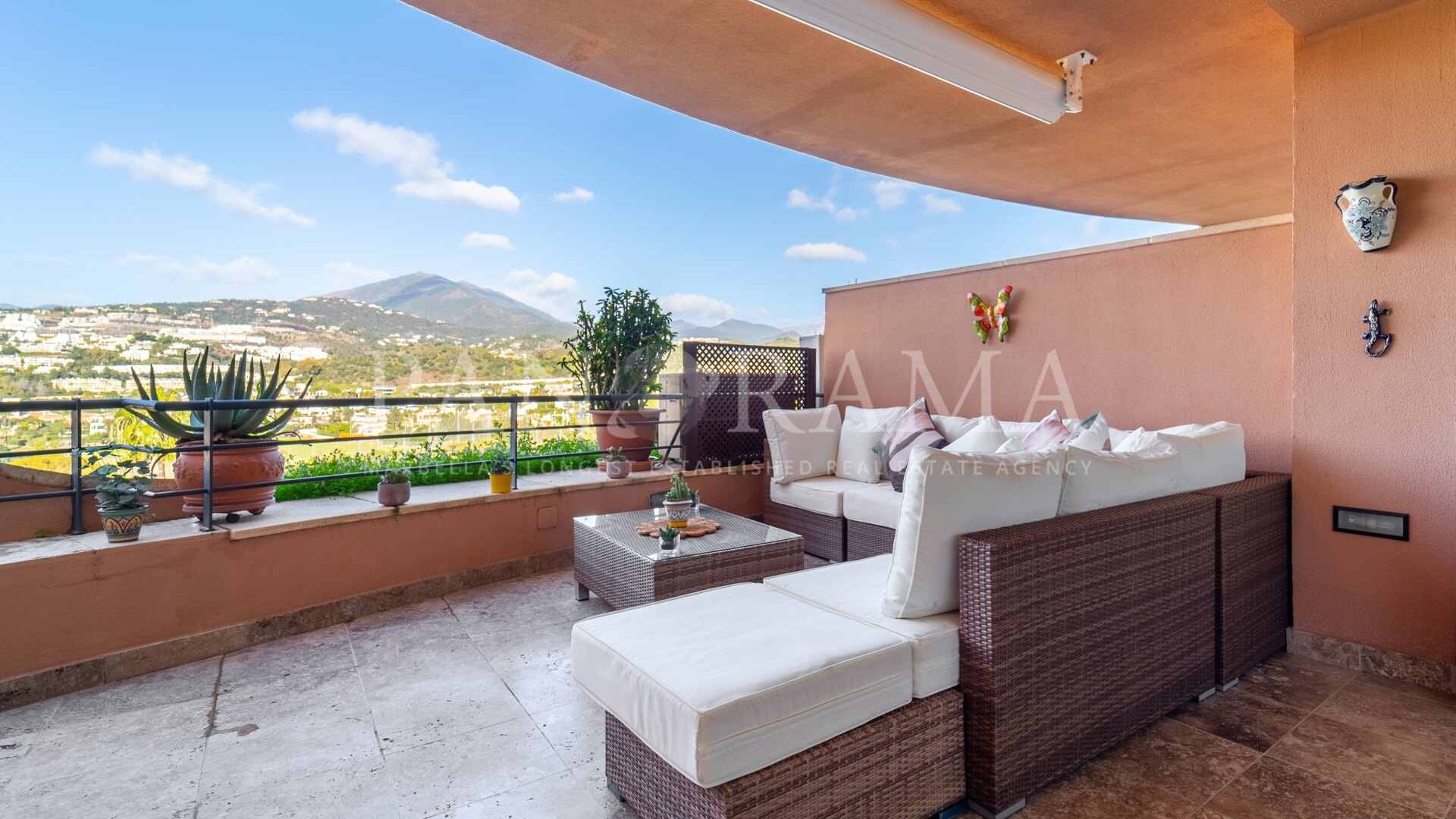 Bright and spacious apartment with lovely monuntain and golf views in Nueva Andalucía