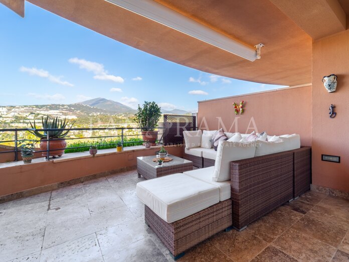 Appartement lumineux et spacieux avec de superbes vues sur la montagne et le golf à Nueva Andalucía