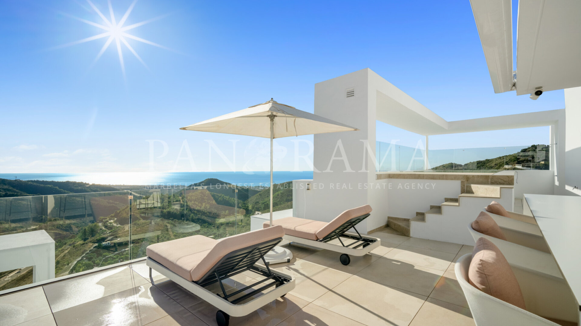 Dúplex ático con vistas panorámicas ininterrumpidas al mar