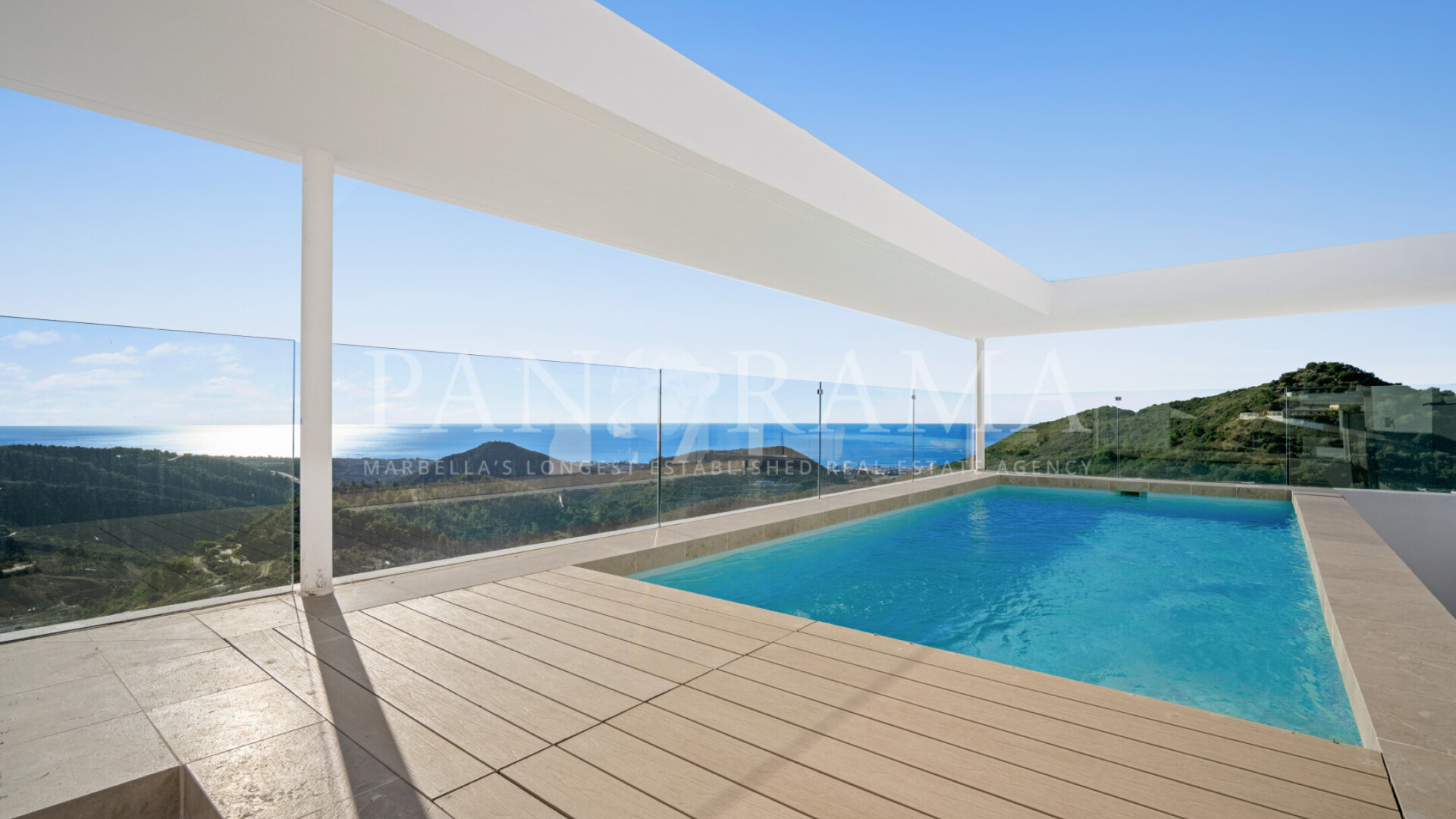 Duplex penthouse with uninterrupted panoramic views to the sea