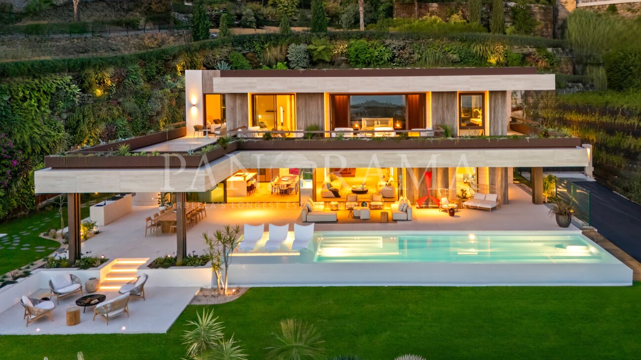 New contemporary villa with amazing panoramic views in Benahavís