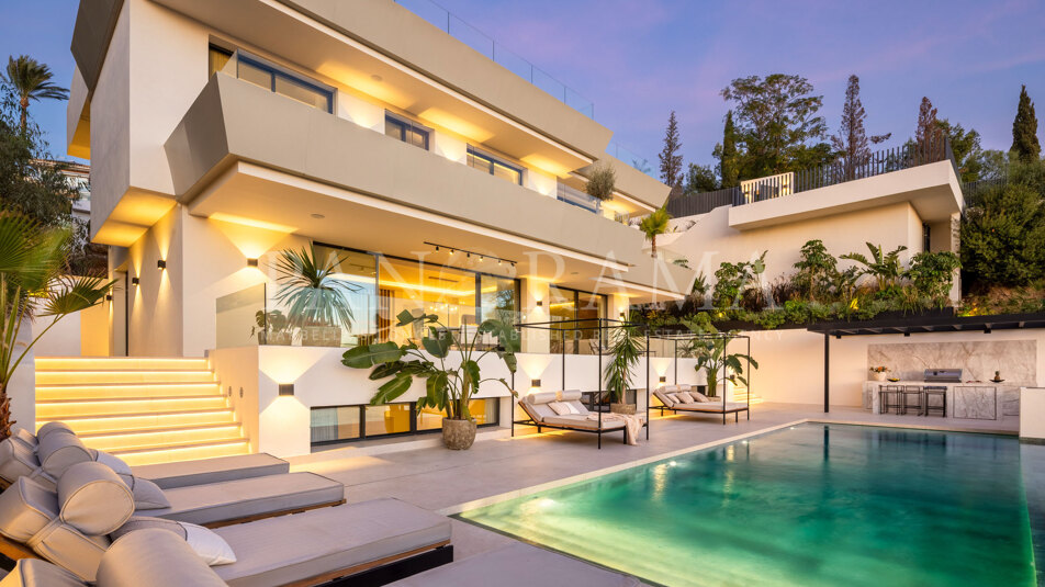 Exquisita villa nueva orientada al sur en Elviria, diseñada por un arquitecto de renombre