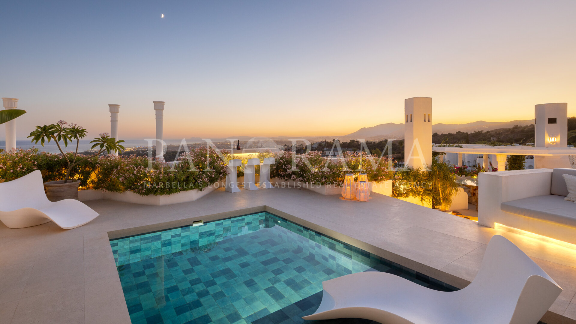 Exquisites Penthouse im exklusiven Marbella Hill Club mit Panoramablick auf das Mittelmeer und die La Concha.