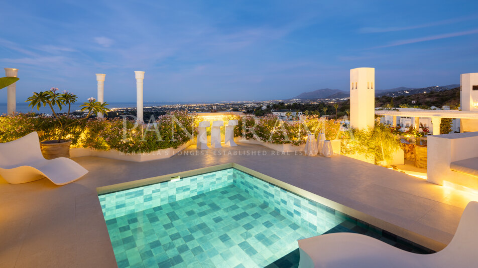 Exquisites Penthouse im exklusiven Marbella Hill Club mit Panoramablick auf das Mittelmeer und die La Concha.