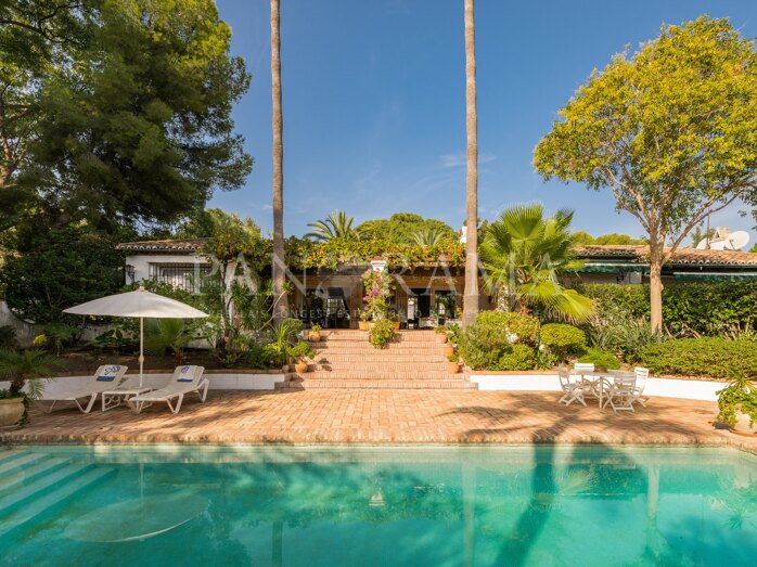 Mediterrane Villa im Cortijo-Stil am See nahe dem Villa Padierna Golf Club, Benahavís