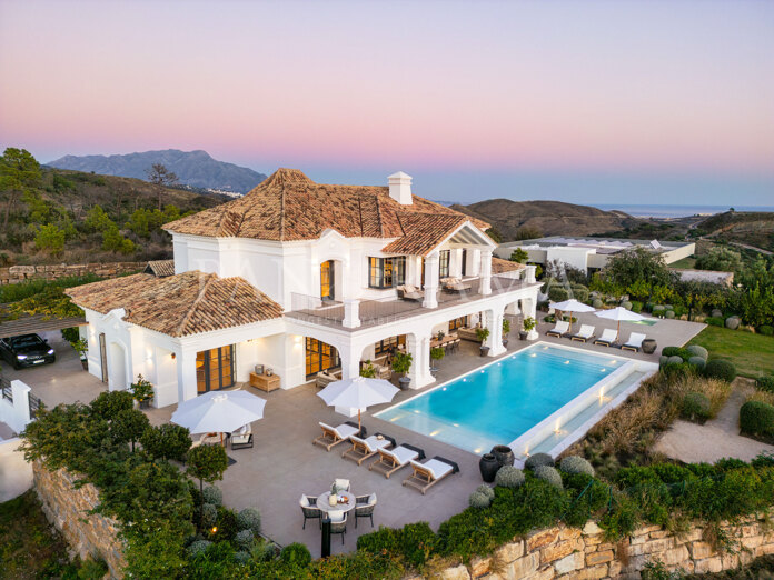 Atemberaubende, zeitgenössische Villa im andalusischen Stil mit spektakulärem Ausblick in Benahavís