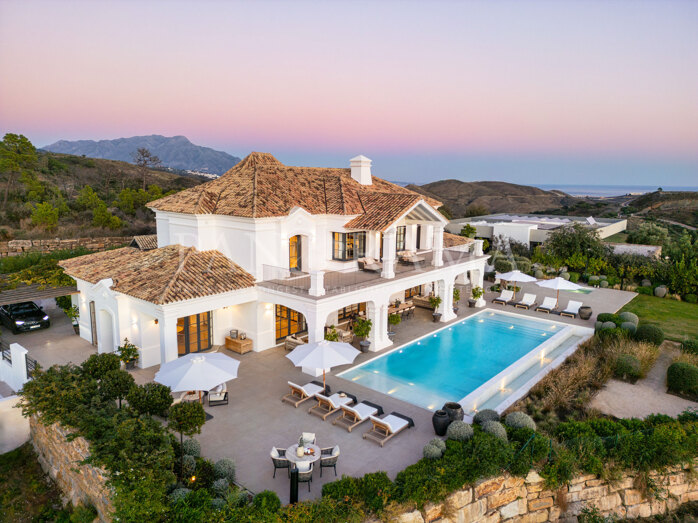 Adembenemende eigentijdse Andalusisch geïnspireerde villa met schitterend uitzicht in Benahavís