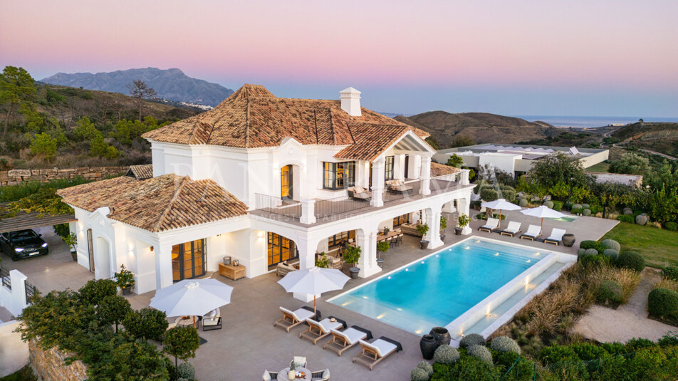 Atemberaubende, zeitgenössische Villa im andalusischen Stil mit spektakulärem Ausblick in Benahavís