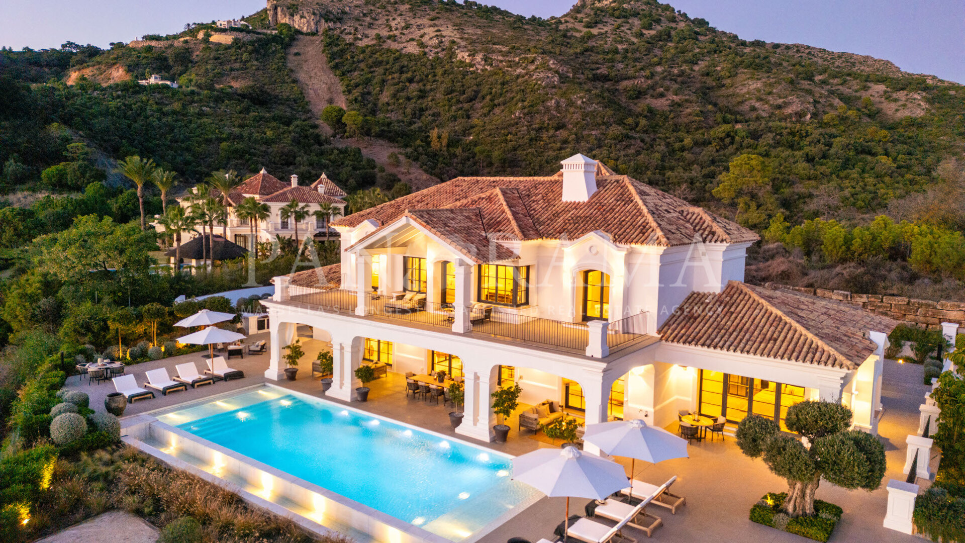 Superbe villa contemporaine d’inspiration andalouse avec vues imprenables à Benahavís